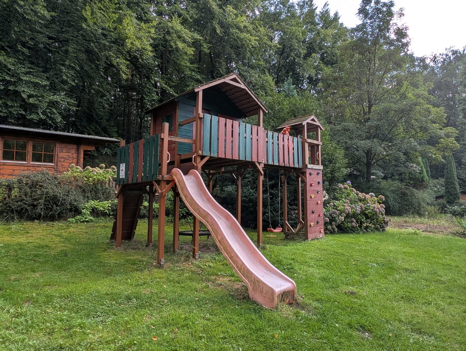 Spielplatz zwischen Wald und Garten